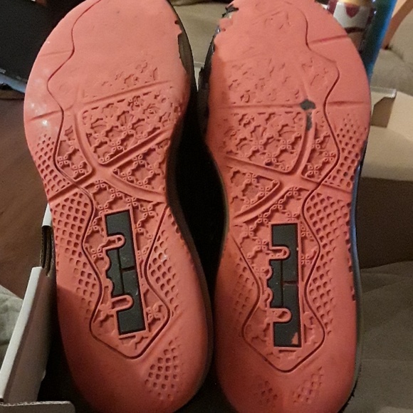 Nikes - Picture 7 of 7